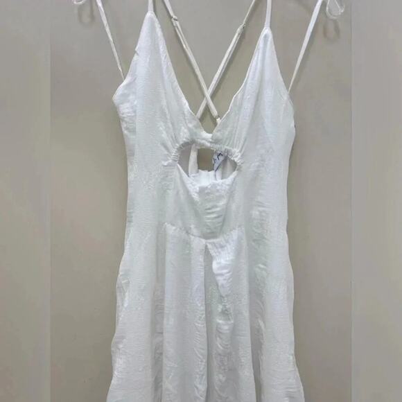 Petal and Pup Karlie white Cutout dress NWT - Picture 5 of 9